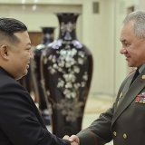 Kim Jong-un a parlé à Sergueï Choïgou "des armes et des équipements qui ont été inventés et produits" dans le cadre du plan de défense nationale de la Corée du Nord, selon KCNA.